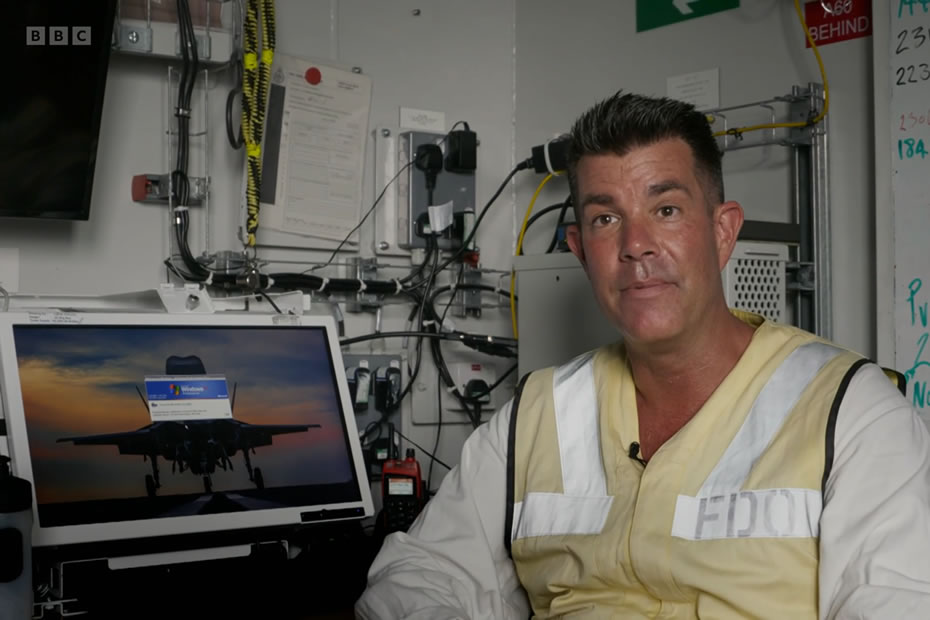 HMS Queen Elizabeth displaying a Windows XP lock screen.