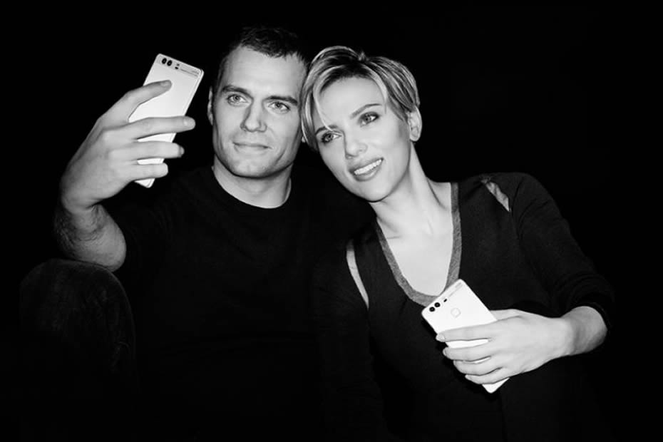 Scarlett Johansson and Henry Cavill, both posing with their nice Huawei P9 phones. Bless 'em.