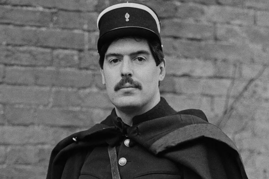 Arthur Bostrom as Officer Crabtree